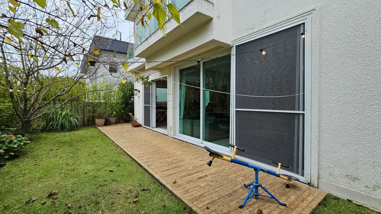 Quintal com pomar e jardim