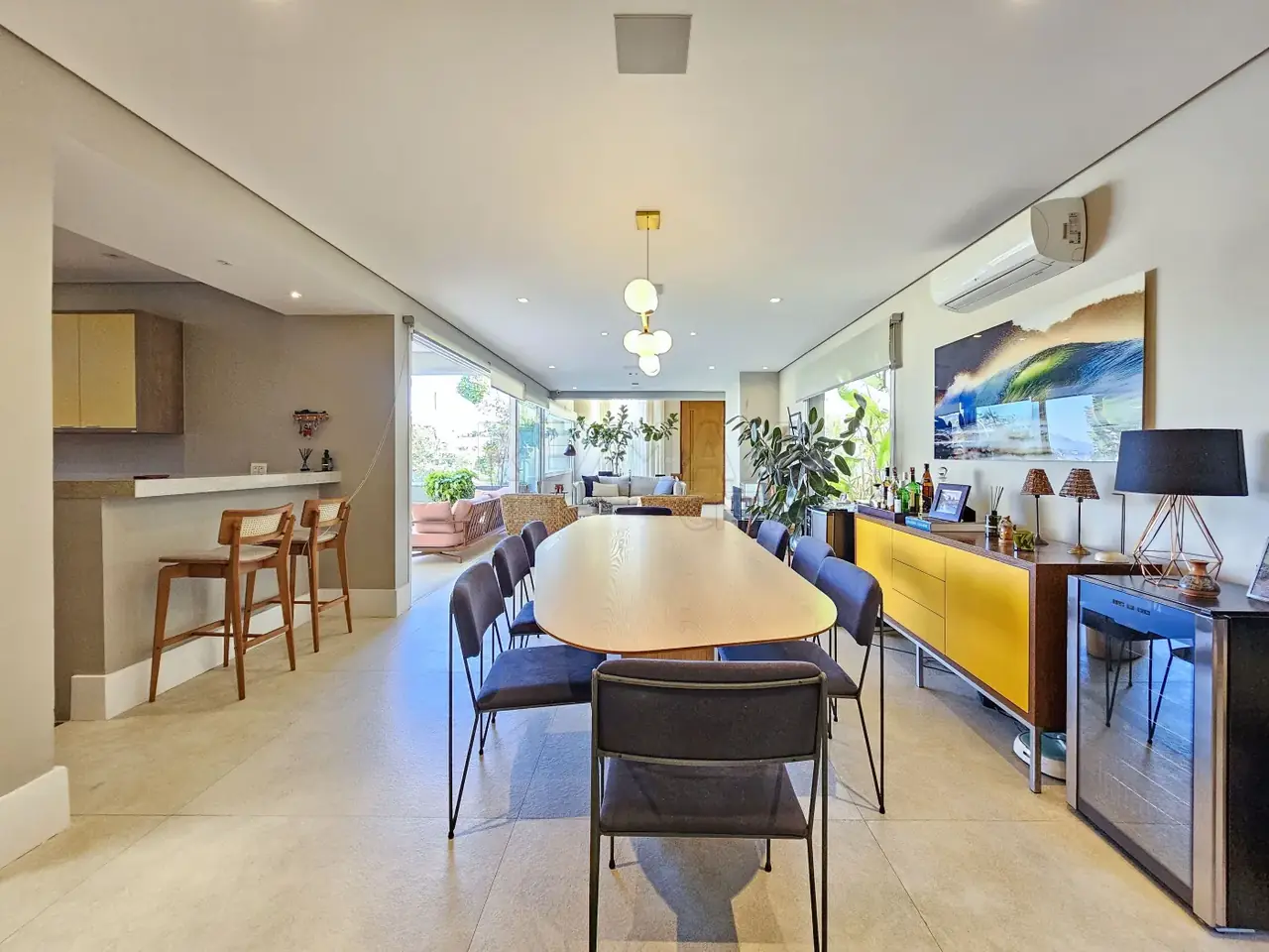 Sala de jantar integrada com cozinha americana