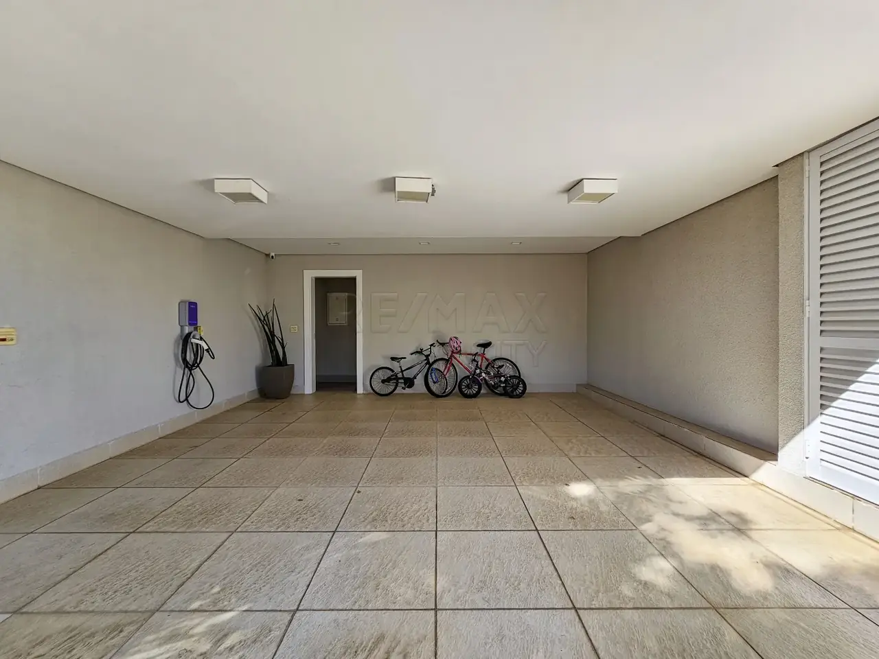 Garagem com carregador elétrico